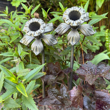 Load image into Gallery viewer, Set of 2 Metal Daffodil Garden Ornaments (37 cm)