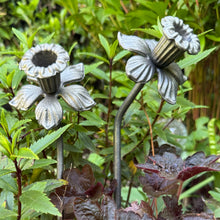 Load image into Gallery viewer, Set of 2 Metal Daffodil Garden Ornaments (37 cm)