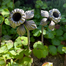 Load image into Gallery viewer, Set of 2 Metal Daffodil Garden Ornaments (37 cm)