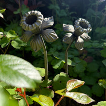 Load image into Gallery viewer, Set of 2 Metal Daffodil Garden Ornaments (37 cm)