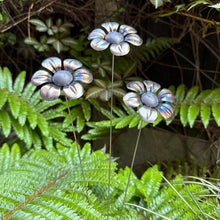 Load image into Gallery viewer, Set of 3 Metal Daisies (51 cm)