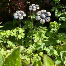Load image into Gallery viewer, Set of 3 Metal Daisies (51 cm)